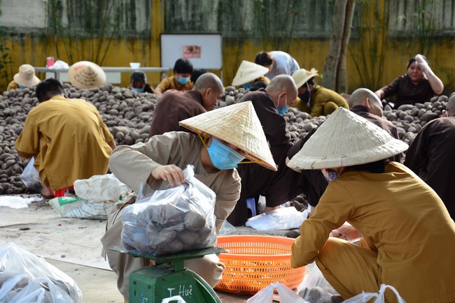 Continuing to support people in need in the Covid-19 pandemic of Hoang Phap Pagoda (series 2)